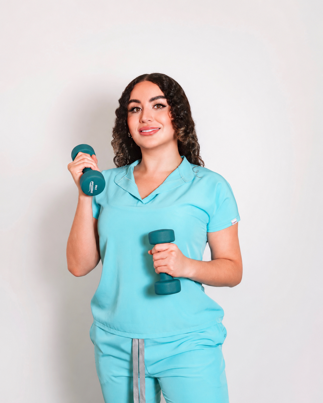 Fisioterapeuta aplicando vendaje neuromuscular en Sava Recovery